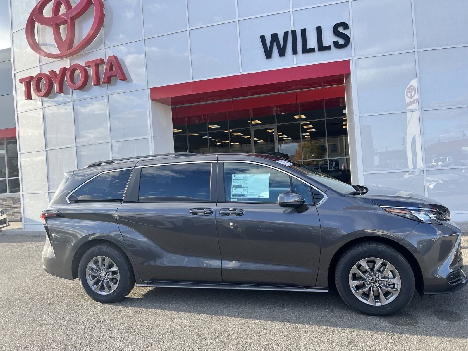 2025 - Toyota - Sienna - $43,045